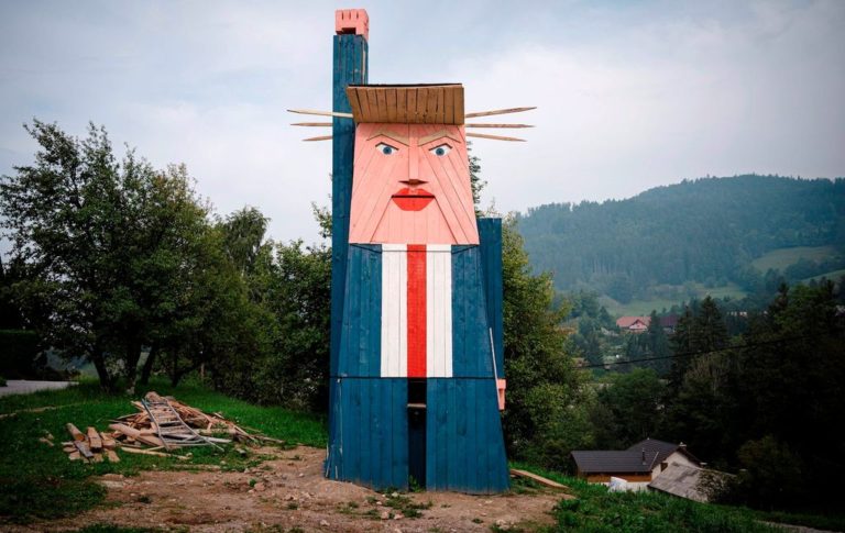La estatua de madera de Donald Trump fue diseñada por el arquitecto esloveno Tomaz Schlegl.