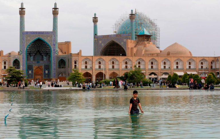 La Plaza Naghch-e Jahan, en el centro histórico de la ciudad de Isfahán, Irán, es Patrimonio de la Humanidad de la UNESCO. El presidente Trump amenaza con atacar los sitios culturales iraníes si la República Islámica reacciona militarmente para vengar la muerte del poderoso general Qassem Soleimani.