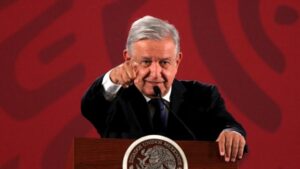 AMLO llama a la SCJN a escuchar al pueblo