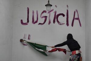 Activistas que ocupan la CNDH piden crear fiscalías feministas