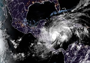 Huracán Eta sube a categoría 4
