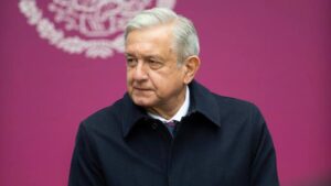 Se consultará a IP al modificar iniciativa de outsourcing: AMLO