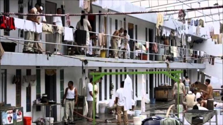 AMLO ordena revisar contratos de construcción y prestación de servicios de los reclusorios