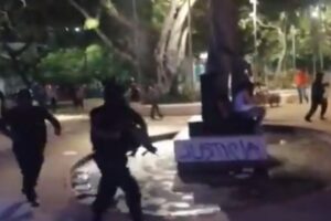 Procesan a 11 policías que dispararon contra la marcha feminista de Quintana Roo