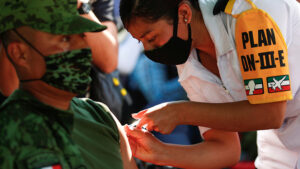 Vacunas contra Covid-19 para personal médico de 27 estados llegarán en enero