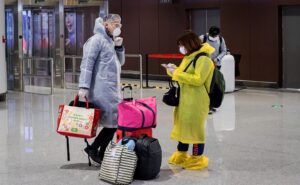 Biden bloqueará el plan de Trump para levantar las restricciones de viajes por COVID-19
