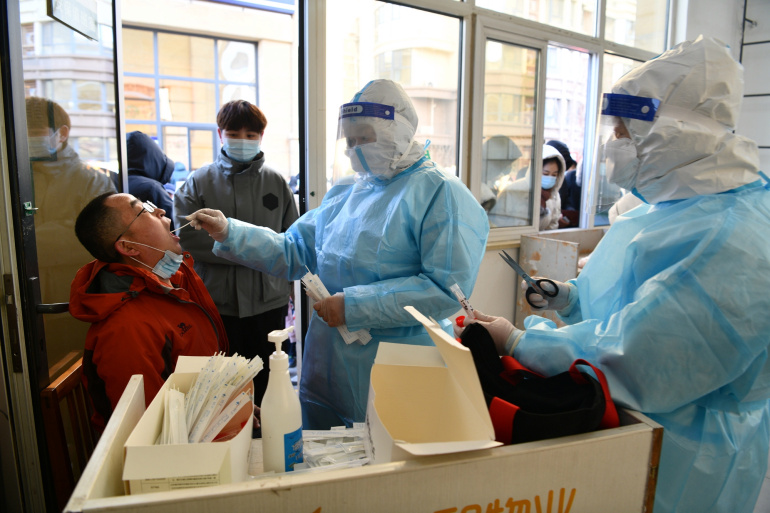 Provincia de China en confinamiento después del mayor pico de coronavirus en meses
