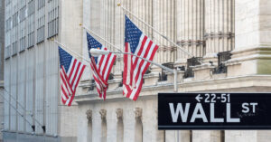 Acciones estadounidenses caen mientras el rally del mercado se detiene cerca de máximos históricos