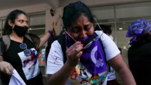 Agreden físicamente a feminista que protestaba contra Félix Salgado