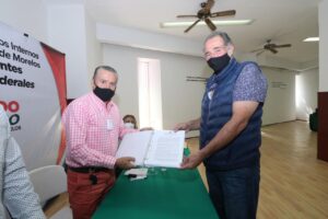 El político Gabriel Haddad Giorgi haciendo su registro ante el PRI Morelos para postularse como precandidato a diputado federal.