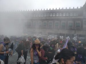 Gobierno reprime marcha de 8M con gas lacrimógeno en CDMX