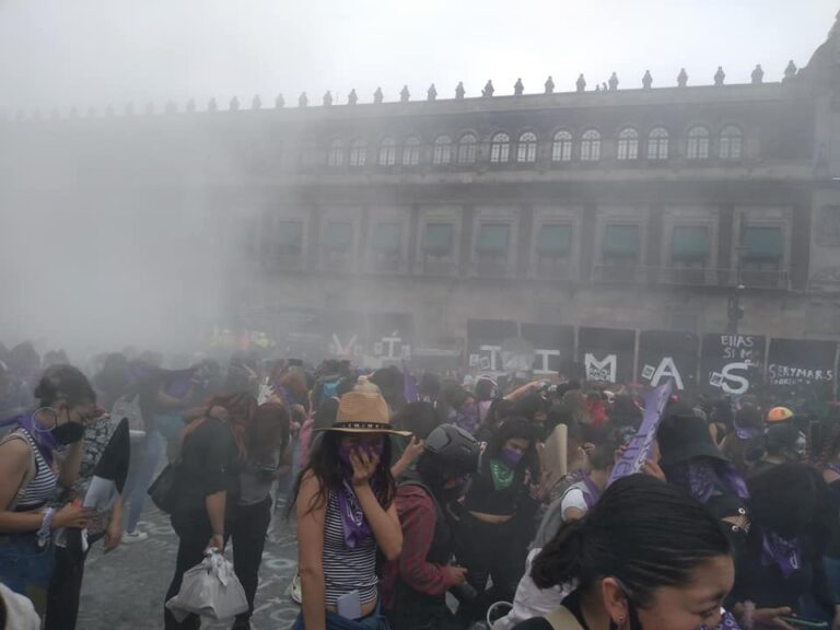 Gobierno reprime marcha de 8M con gas lacrimógeno en CDMX