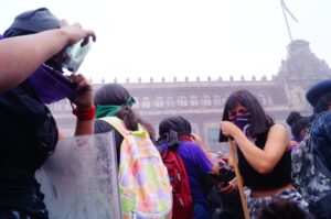Brigada Marabunta denuncia uso de gas lacrimógeno en marcha de #8M