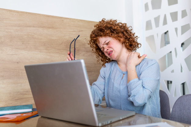 Home office puede ocasionar síndrome de ”text neck”: Centro de la Columna Vertebral