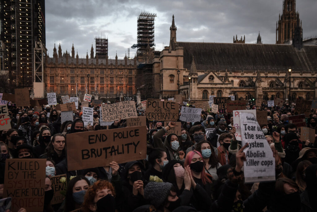 Mujeres londinenses continúan protestando contra la policía tras el asesinato de Sarah Everard
