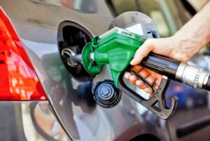 Precio del petróleo sube tras venta masiva impulsada por preocupaciones sobre la demanda