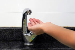 Con 400 mil litros diarios de agua se busca atender el desabasto del vital líquido en Azcapotzalco, asegura el alcalde Vidal Llerenas.