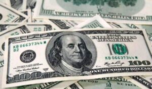 Cae el dólar; aumentan solicitudes de desempleo