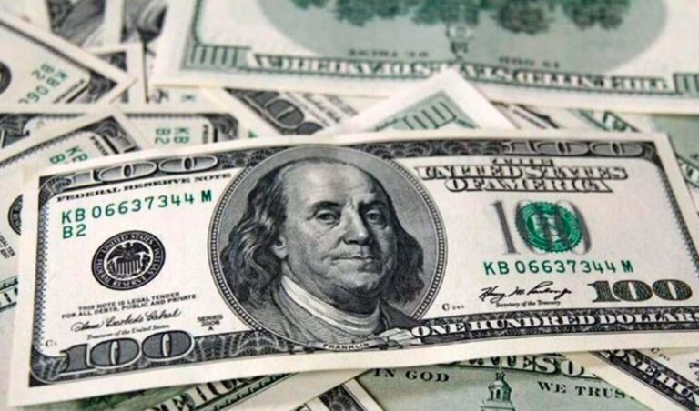 Cae el dólar; aumentan solicitudes de desempleo