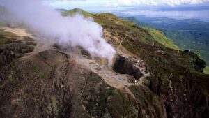 Erupción volcánica sacude la isla caribeña de San Vicente