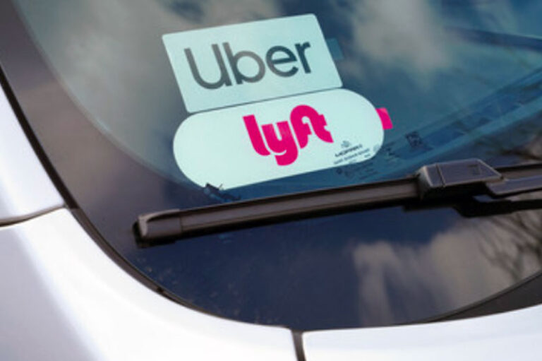 Uber y Lyft ofrecen viajes gratis a sitios de vacunación en EU