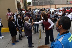 Dolores Padierna en diálogo con mujer de la tercera edad
