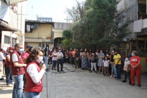 Dolores Padierna con vecinos de la Cuauhtémoc