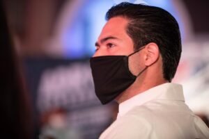 Ante empresarios, Adrián de la Garza Santos se comprometió a investigar la administración de El Bronco.