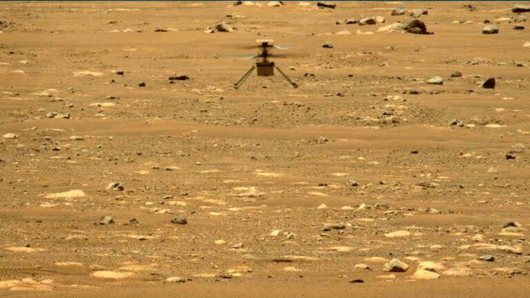 Dron Ingenuity vuela sobre la superficie de Marte