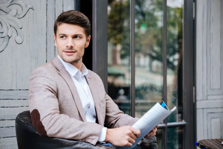 El empresario mexicano Alexis Nickin leyendo el periódico.