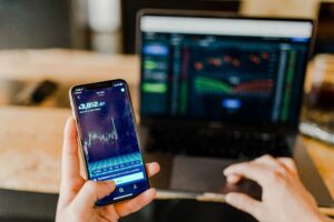mujer interactuando con plataformas de criptomonedas