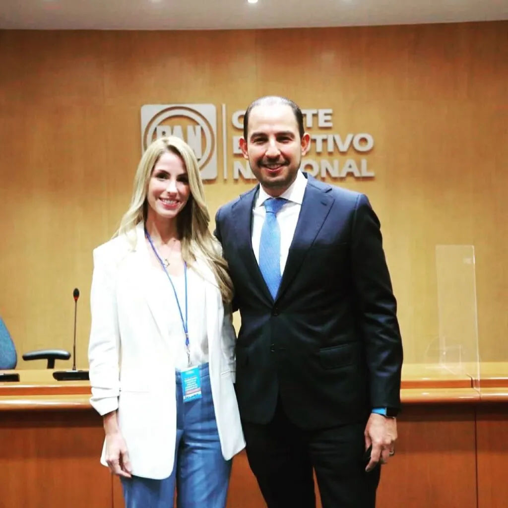 Patricia Lobeira acompañada de Marko Cortés