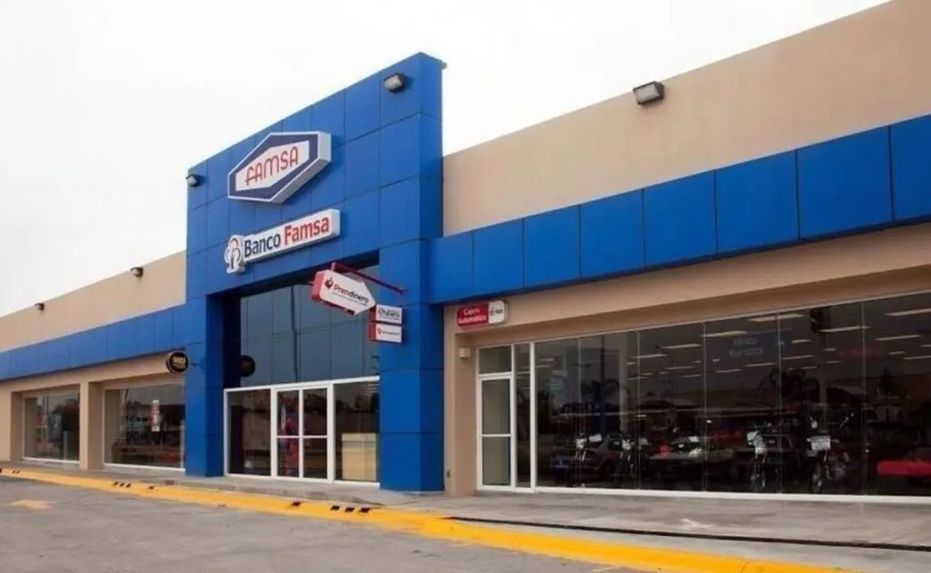 Se ilustra la fachada de la tienda Famsa