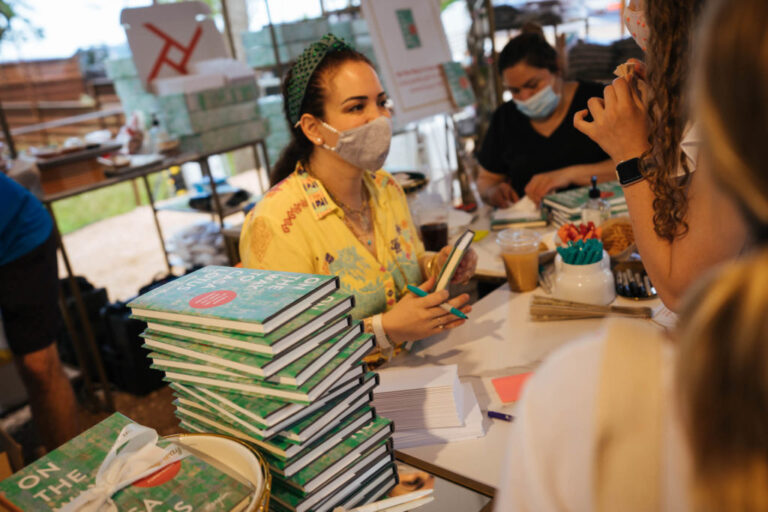 Ilustra el retrato de la autora Lorena Junco Margain