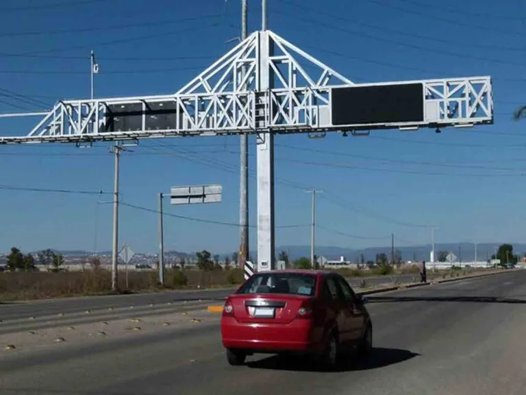 Arcos carreteros instalados en la ciudad.