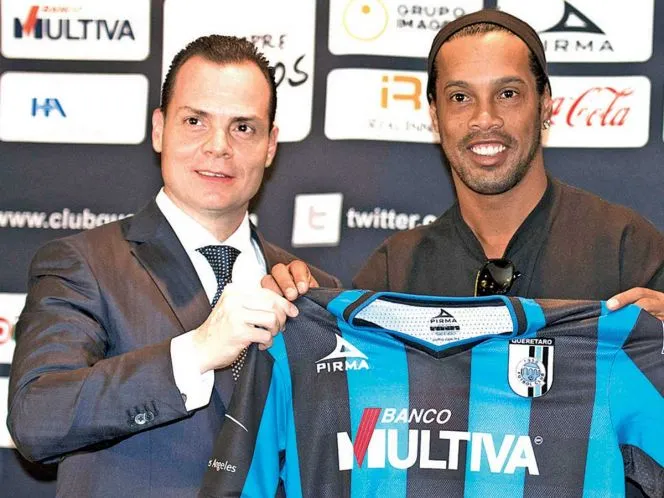 Ronaldinho posando con la camiseta de los Gallos Blancos.