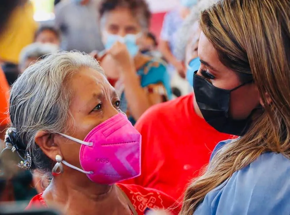 Evelyn Salgado, gobernadora de Guerrero con una mujer de la tercera edad