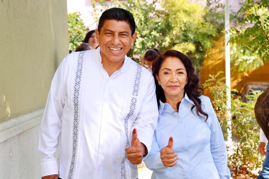 Salomón Jara Cruz con su esposa tras emitir su voto.