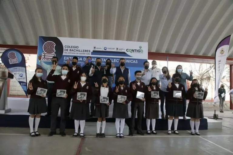 Para Agustín Dorantes Lámbarri es importante que los jóvenes no abandonen sus estudios.