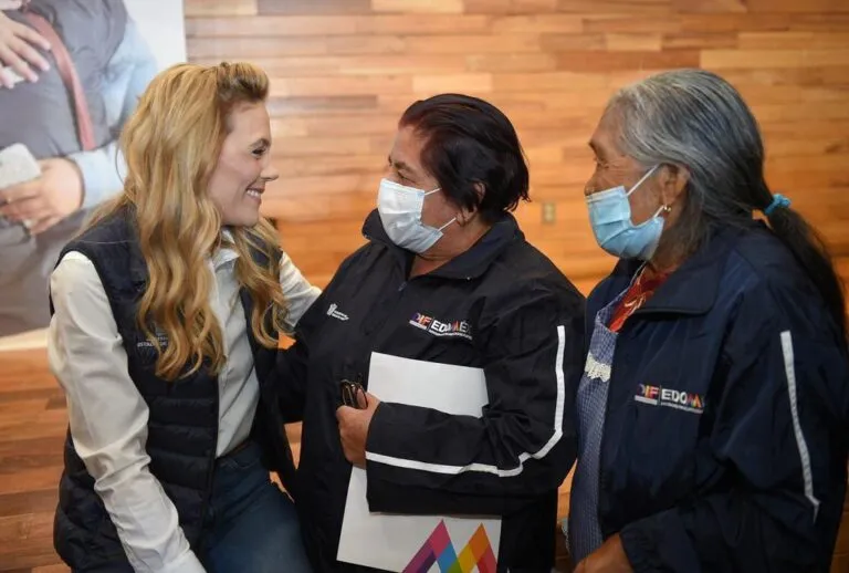 De acuerdo con Fernanda Castillo Cuevas, los adultos mayores además de sus visas recibe otros beneficios.