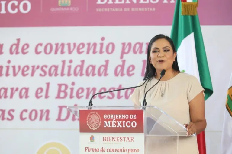 Ariadna Montiel Reyes en ceremonia de entrega de pensiones en Quintana Roo