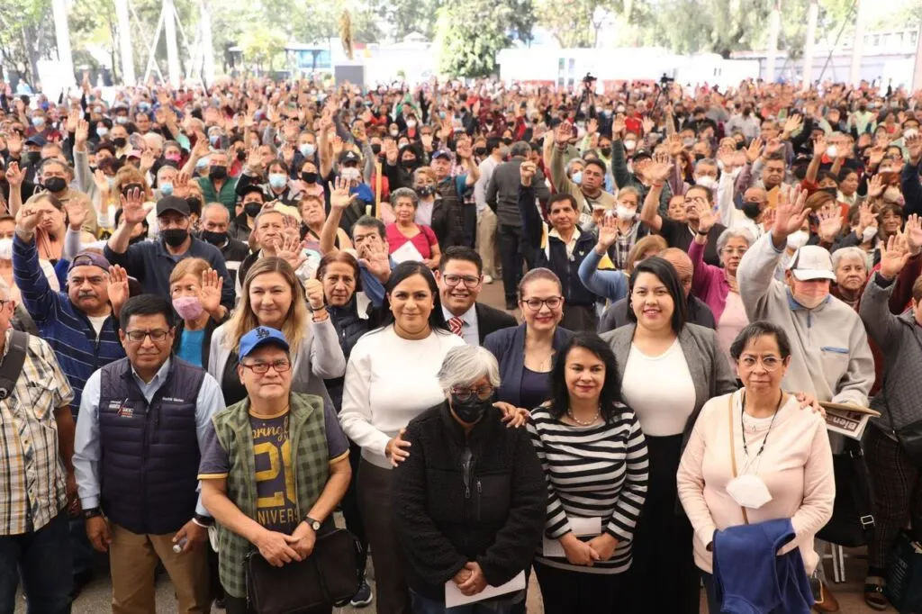 Ariadna Montiel entrega tarjetas de pensión a adultos mayores en Azcapotzalco