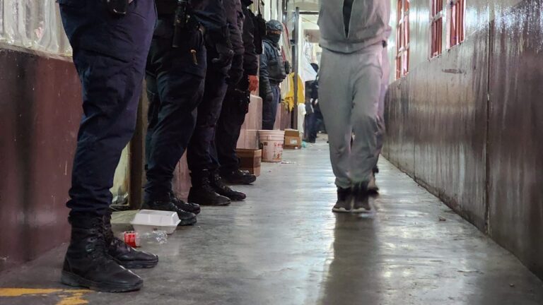 CERESO No. 1: Autoridades incautan armas y equipos electrónicos