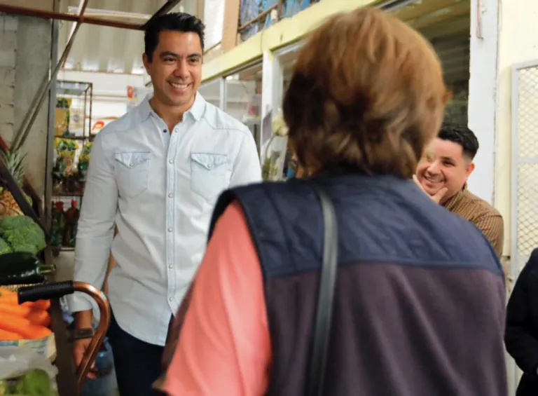 FeliFer Macías cercano a la gente.