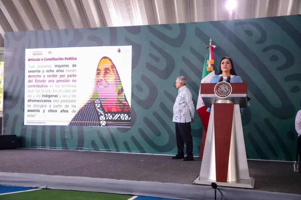 Ariadna Montiel entrega más de 951 mil pensiones en ruta del Tren Maya