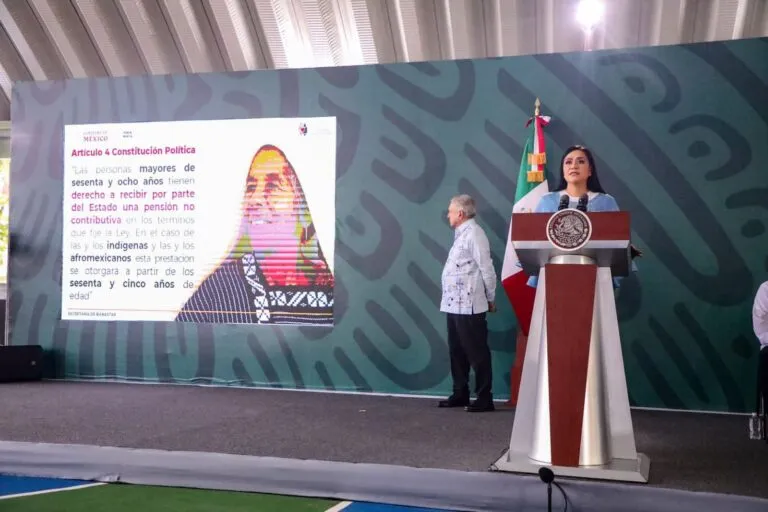 Ariadna Montiel entrega más de 951 mil pensiones en ruta del Tren Maya