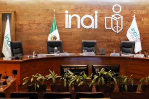 fotografía del interior del INAI con sillas vacías, utilizada para ilustrar artículo Futuro incierto del INAI solo impulsará corrupción en México: Felifer Macías