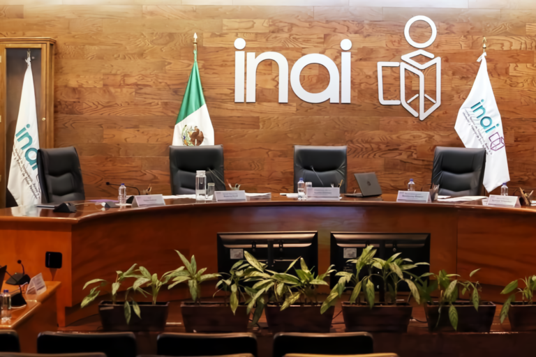 fotografía del interior del INAI con sillas vacías, utilizada para ilustrar artículo Futuro incierto del INAI solo impulsará corrupción en México: Felifer Macías