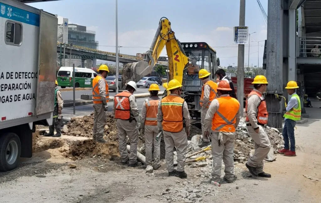 SACMEX atendió un reporte en la Alcaldía Venustiano Carranza por una fuga de agua