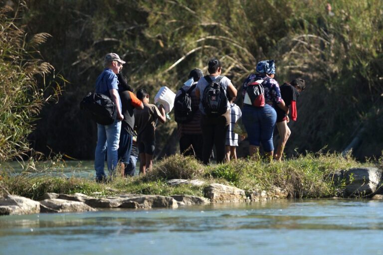 Hasta 6 mil dólares pagan mexicanos a "polleros" por cruzar a EU